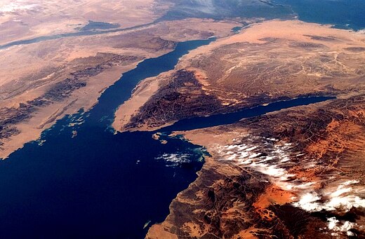 Rechts de Golf van Akaba in het oosten, en in het westen de Golf van Suez (links). Daartussen ligt het schiereiland Sinaï.