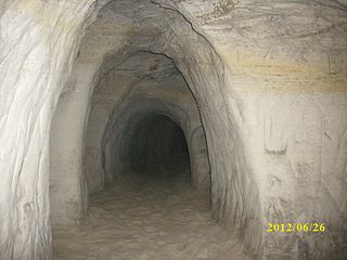 Pasos dentro de la cueva.