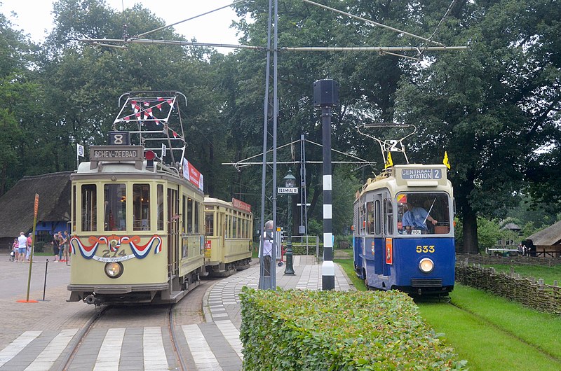 File:HTM 274 + 779 en GVB 533, Openluchtmuseum Arnhem.jpg