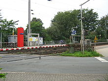 Geschlossener Bahnübergang am Bahnhof