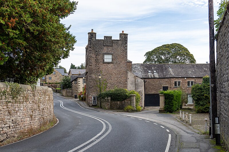 File:Halton-with-Aughton - Tower House And Former Stables And Barn Adjoining - 20211008104927.jpg