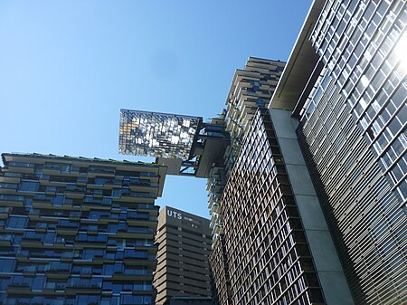 Fail:Heliostat_at_One_Central_Park,_Sydney.jpg