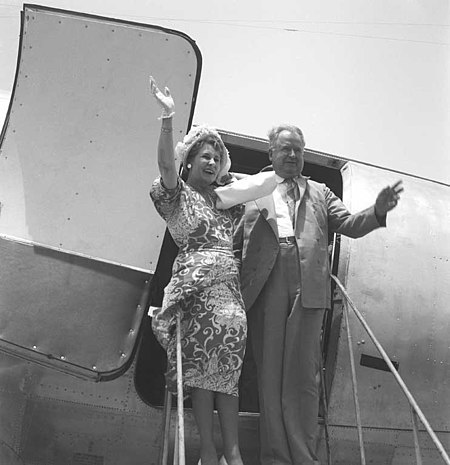 Henry F.Grady and his wife arriving India as US Ambassador in 1949.jpg