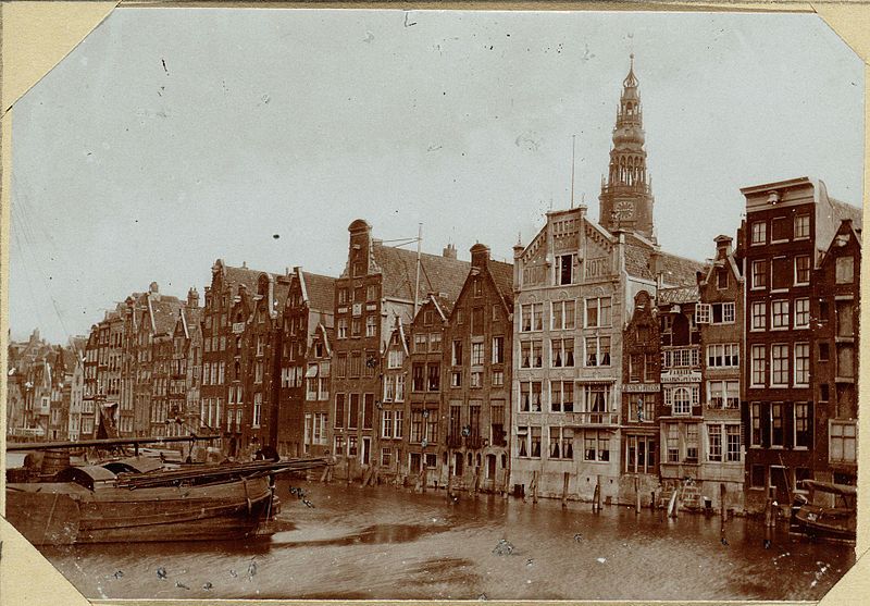 File:Het Damrak vóór de Demping, ziende op de Achtergevels van de Huizen in de Warmoesstraat - thans de Effectenbeurs.jpg