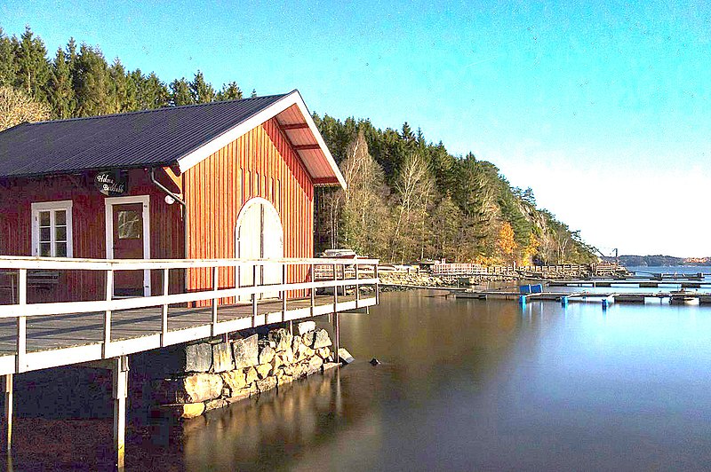 File:Holma boat club by moonlight with increased exposure.jpg