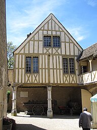 Cour de l'Hôtel des ducs de Bourgogne traversée en brancards par Brook et MacIntosh.