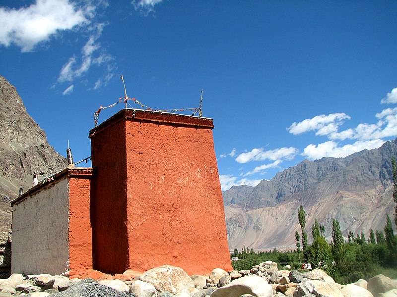 File:Hundur Gompa, Numbra valley, Ladakh.jpg