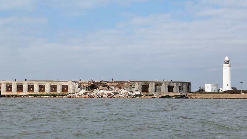 File:Hurst Castle from SE showing partially collapsed E wing.jpg