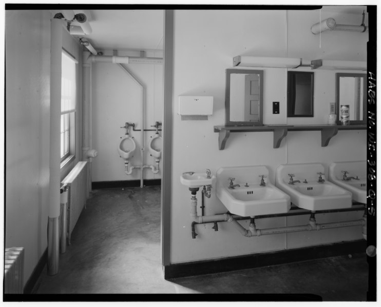 File:INTERIOR VIEW OF WASH ROOM, LOOKING WEST INTO TOILET ROOM - Fort McCoy, Building No. T-453, East Twelfth Street, midway between East "J" and East "K" Streets, Sparta, Monroe HABS WIS,41-SPAR.V,1Q-; -5.tif