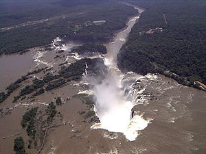 Lugbeeld van die Iguazú-waterval, links is Argentinië en regs is Brasilië