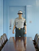 판문점 회담실 안에 있는 JSA 경비대대 소속 대한민국 육군 헌병