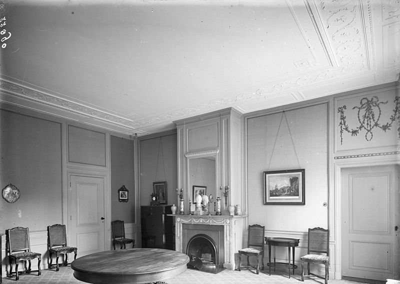 File:Interieur, compleet ingerichte kamer - 's-Gravenhage - 20411014 - RCE.jpg