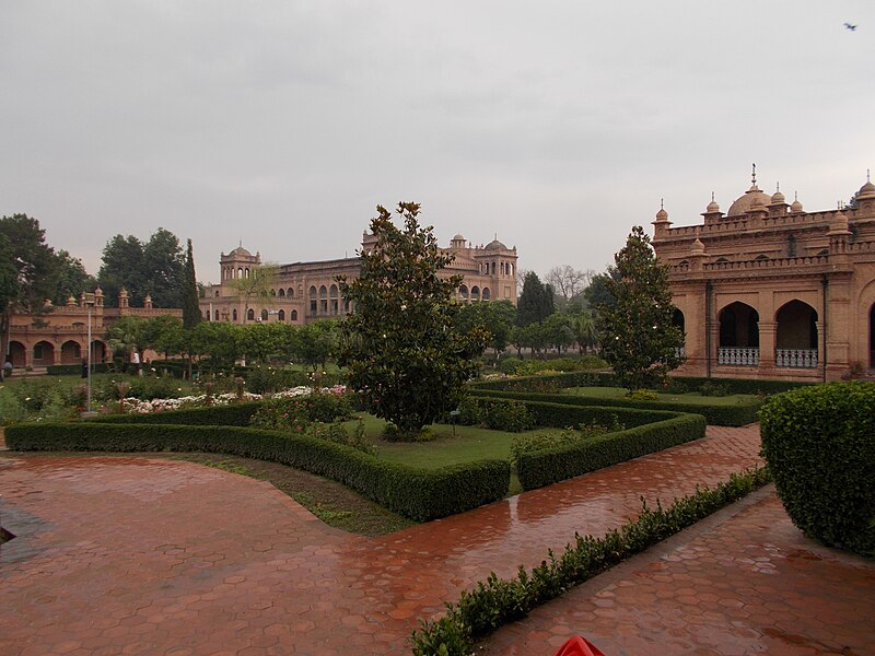 File:Islamia College University Peshawar garden 13.jpg