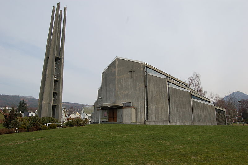 File:Jørpeland kirke.jpg