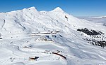 Lauberhorn, som gett tävlingen dess namn. Bergbanan syns i bild.