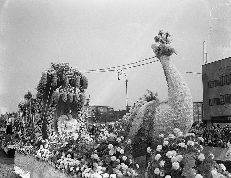 File:Jaarlijks bloemencorso stadion Amsterdam, Bestanddeelnr 906-6988.jpg