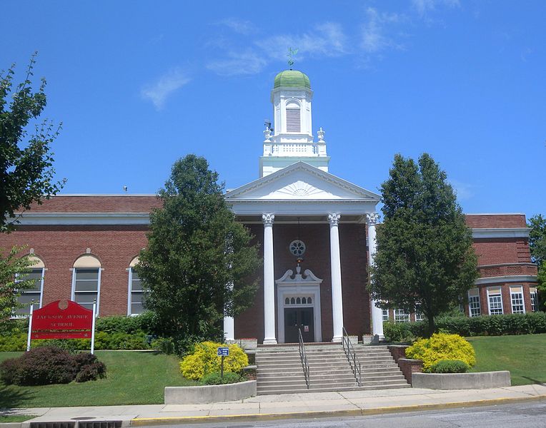 File:Jackson Avenue School sunny jeh.jpg