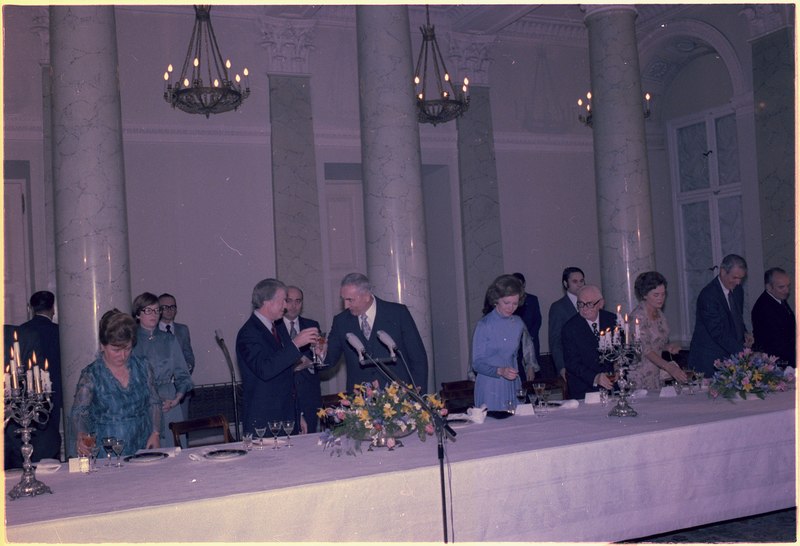 File:Jimmy Carter and Edward Gierek, First Secretary of Poland, toast during a State Dinner in Warsaw, Poland. - NARA - 177325.tif