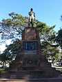 Monumento central en plaza La Cruz, ciudad de Corrientes, Argentina, al Dr. José Ramón Vidal, médico correntino fallecido durante la fiebre amarilla de 1871.