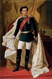 König Ludwig II. von Bayern in Generalsuniform mit dem Krönungsmantel.jpg