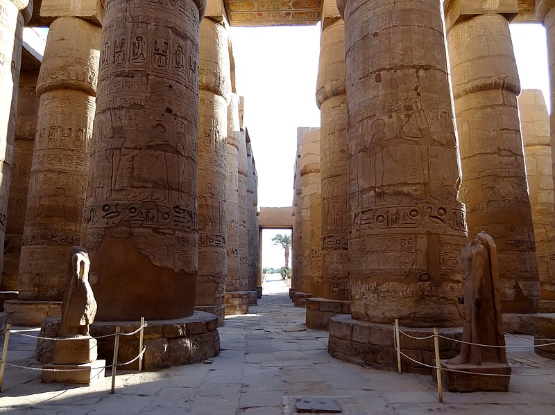 File:Karnak Tempel Hypostyl 13.jpg