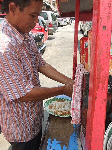 Файл:Ketoprak dan penjualnya di Jakarta.JPG