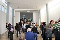 מבקרים בתערוכה "קיבוץ - אדריכלות ללא תקדים", שייצגה את ישראל בביאנלה לאמנות בוונציה ב-2010 והוצגה במשכן לאמנות ב-2011