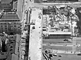 Viaduktens södra körbana fullbordat, flygfotografi av Oscar Bladh från 1960. Till höger syns Hotel Continental under uppförande