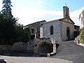 La chapelle domine les voutes du lavoir alimenté par des sources (actuellement taries).