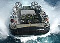 LCAC-55 manøvrerer for å komme inn i brønnen deck.jpg