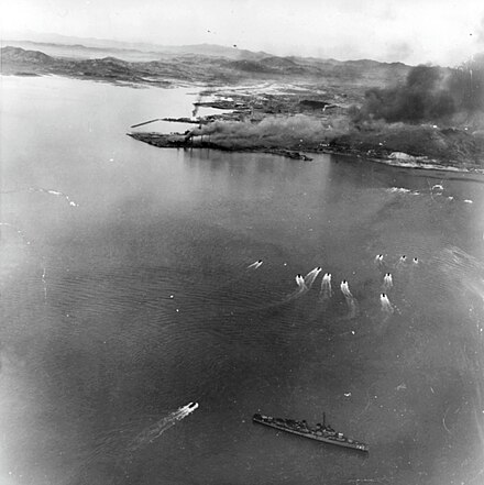 Landing craft approach Blue Beach during the Inchon landings on 15 September 1950, covered by the U.S. Navy destroyer USS De Haven (DD-727) (bottom center).