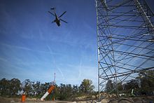 Lastenhubschrauber Super Puma bei der Antennenmontage