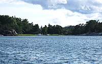 Naturhavnen på Lilla Husarn er mindre og grunddere.