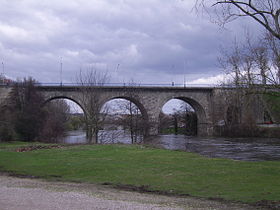 De brug vanaf de randen van Vienne.