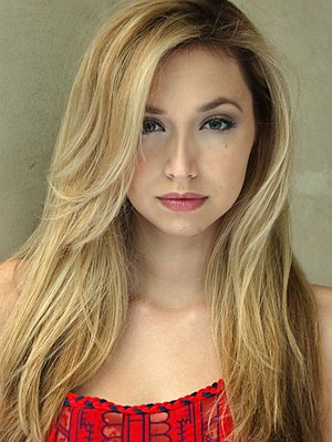 Lissa Lauria Headshot 2015 (cropped).jpg