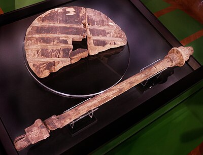 Slika:Ljubljana Marshes Wheel with axle (oldest wooden wheel yet discovered).jpg