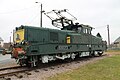 Oude locomotief bij de ingang van het dorp