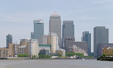 One Canada Square pośród innych wieżowców kompleksu Canary Wharf, 2014 r.