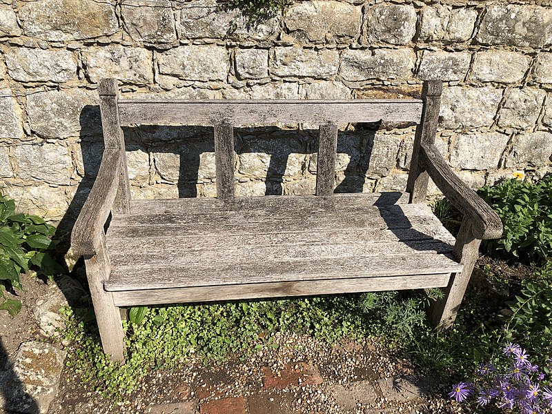 File:Long shot of the bench (OpenBenches 8722-1).jpg