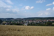 Lonsee (im Hintergrund) und der kleinere Ortsteil, Halzhausen, von Süden her gesehen.