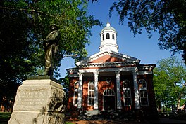 Loudoun County Courthouse and Confederate monument at Leesburg, 2010