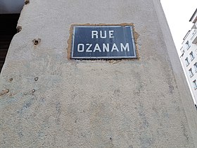 Voir la plaque.