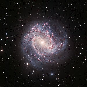 チリにあるヨーロッパ南天天文台 (ESO) ラ・シヤ天文台の広視野イメージャーで撮像された棒渦巻銀河M83。その姿から「南の回転花火銀河 (英: Southern Pinwheel Galaxy)」と呼ばれている。