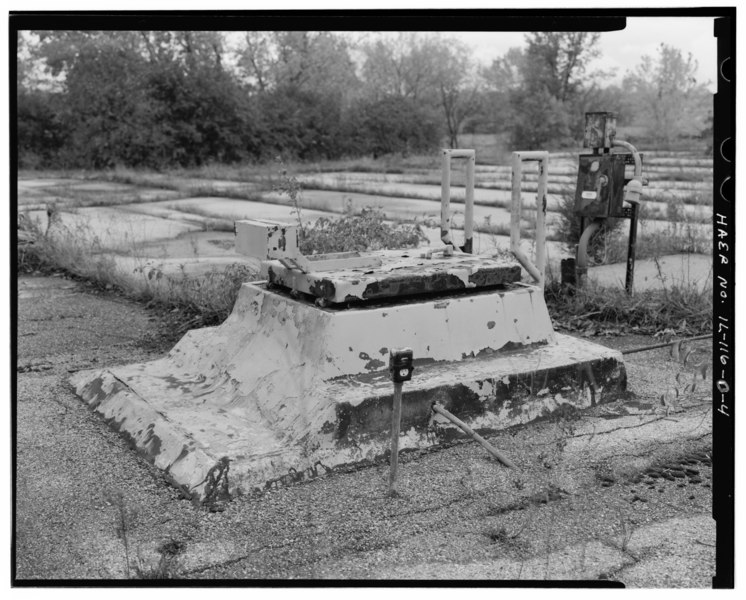 File:MAGAZINE P ESCAPE HATCH, LOOKING SOUTHEAST. - NIKE Missile Base C-84, Underground Storage Magazines and Launcher-Loader Assemblies, Easternmost portion of launch area, HAER ILL, 49-BARR. V, IO-4.tif