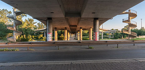 Intakte Vorlandbrücke an der Anschlussstelle Mombach 2013. Links vorne der Pfeiler, dessen Neigung 2015 den Schaden und die Vollsperrung verursachte.