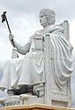 Споменик на Јустинијан I на плоштадот „Македонија“ во Скопје.