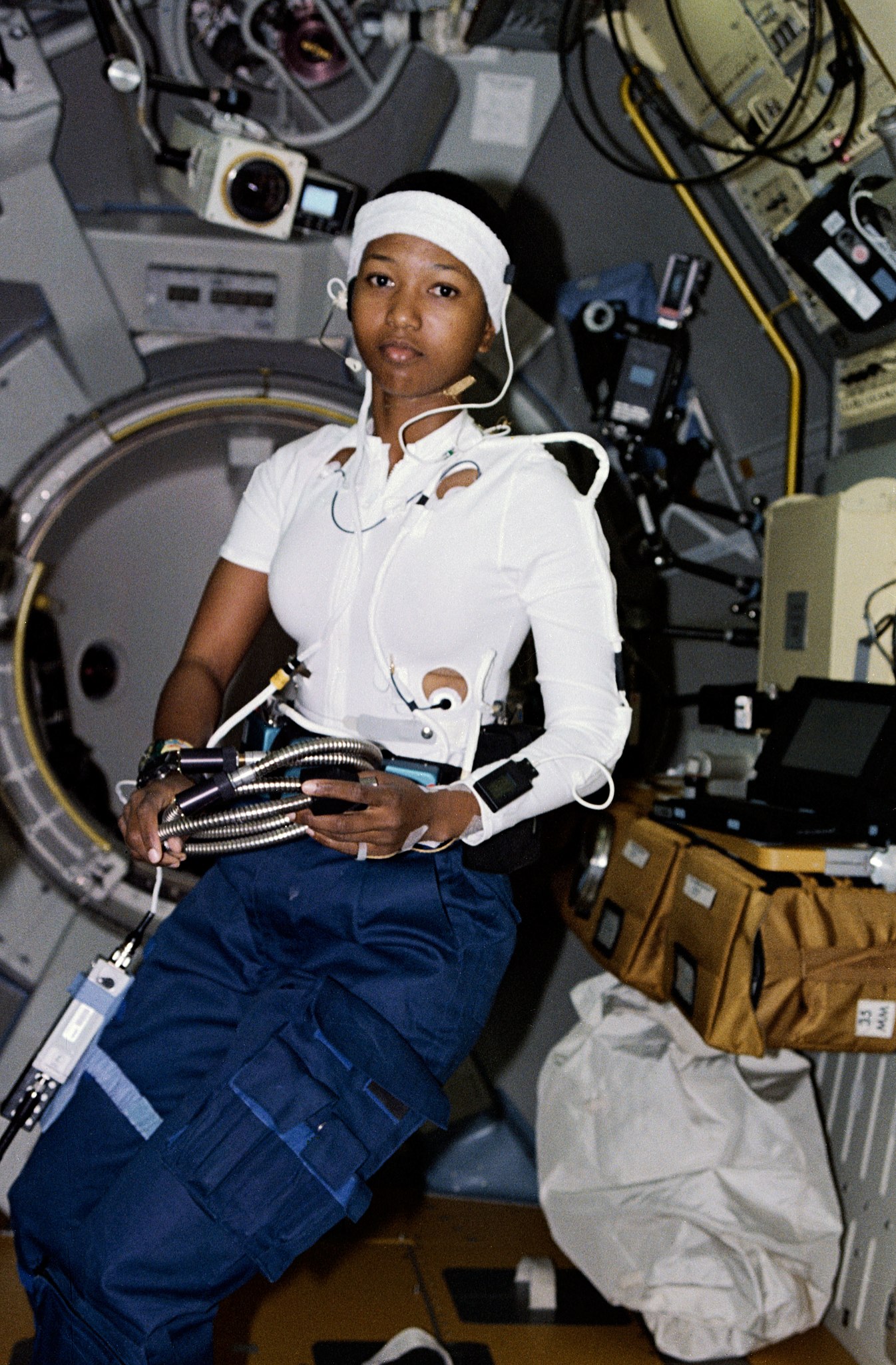 fichier mae jemison floating in space during sts 47 jpg wikipedia