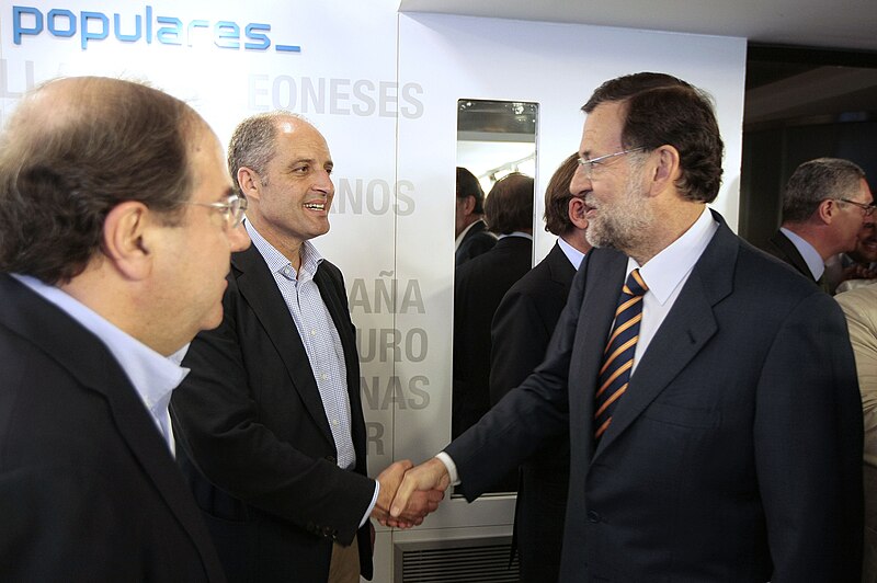 File:Mariano Rajoy saludando a Francisco Camps en el Comité Ejecutivo Nacional (23 de mayo de 2011).jpg