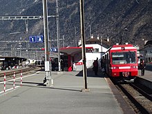 Gleis 1 Normalspur nach Saint-Maurice, rechts Meterspur nach Le Châtelard (2014)