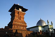 The Menara Kudus Mosque employs a Hindu-Buddhist temple-like structure as a minaret[291]